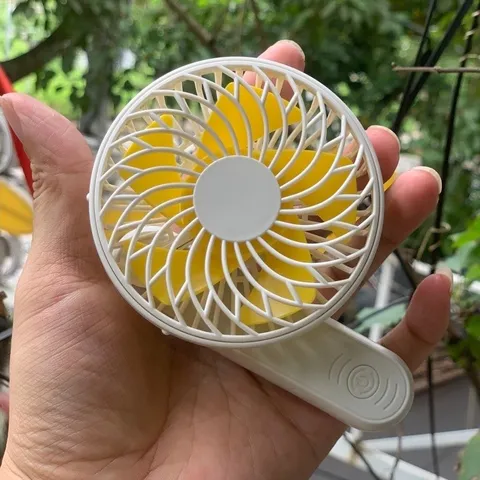 Quạt cầm tay mini M6 , xinh xắn dễ thương giành cho các bé , công suất 2,5w , pin 14500 tháo rời , mát và êm ái cho bé .