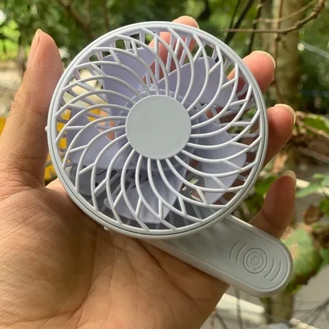 Quạt cầm tay mini M6 , xinh xắn dễ thương giành cho các bé , công suất 2,5w , pin 14500 tháo rời , mát và êm ái cho bé .