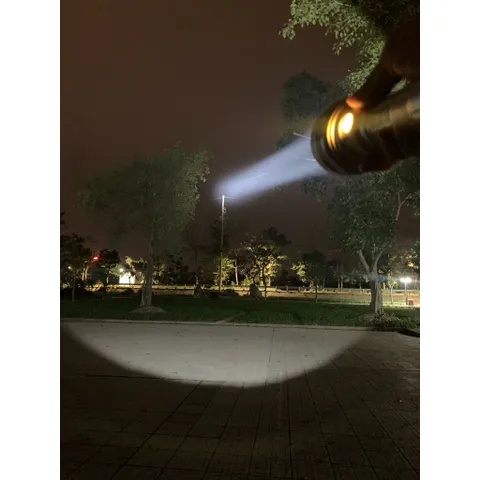 Đèn pin Jkk90s , led Sft42r , sáng 3200 lumen chiếu xa 1,4km , sử dụng pin 26800 Vapcell đi kèm . đèn cao cấp siêu sáng
