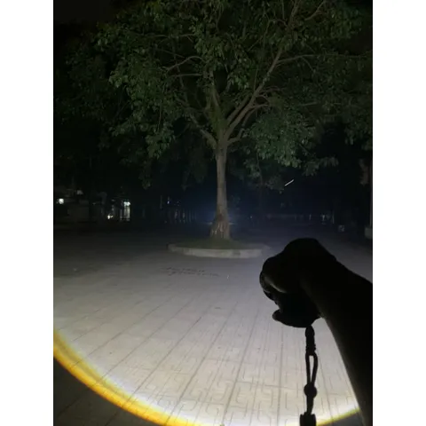 Đèn pin zoom X11 pro , gồm 2 led : 4000k và 6500k led kép , siêu sáng , khi zoom có thể bật 2 tia sáng cùng lúc