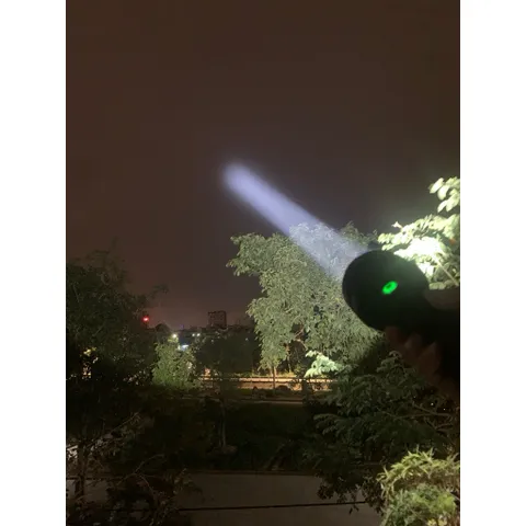 Đèn pin Jkk90s , led Sft42r , sáng 3200 lumen chiếu xa 1,4km , sử dụng pin 26800 Vapcell đi kèm . đèn cao cấp siêu sáng