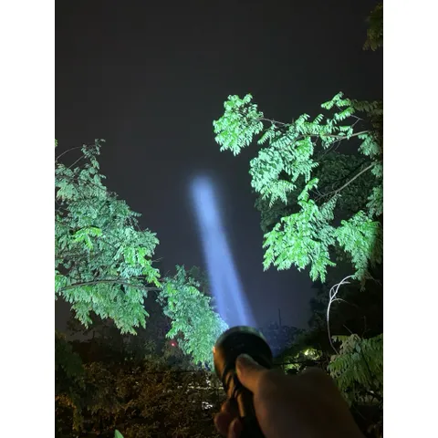 Đèn pin Jkk90s , led Sft42r , sáng 3200 lumen chiếu xa 1,4km , sử dụng pin 26800 Vapcell đi kèm . đèn cao cấp siêu sáng