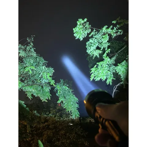 Đèn pin Jkk90s , led Sft42r , sáng 3200 lumen chiếu xa 1,4km , sử dụng pin 26800 Vapcell đi kèm . đèn cao cấp siêu sáng