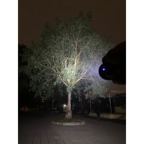 Đèn pin siêu sáng G18 Kèm pin sạc , 8 led chiếu toả và 1 led chiếu xa , độ sáng 4000 lumen , kèm pin sạc chất lượng .