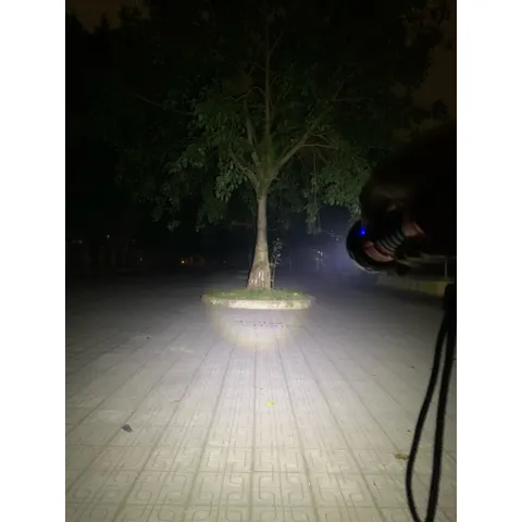 Đèn pin siêu sáng G18 Kèm pin sạc , 8 led chiếu toả và 1 led chiếu xa , độ sáng 4000 lumen , kèm pin sạc chất lượng .