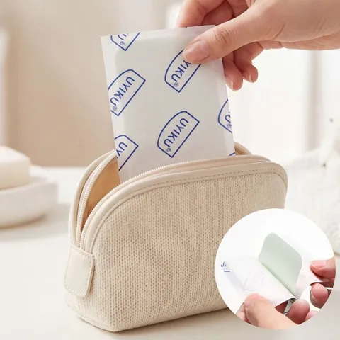 Miếng dán dưỡng ẩm lô hội Uyiku Nhật Bản dành cho da khô, nứt nẻ hộp 60 miếng