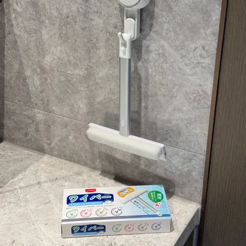 Cây gạt rửa gương kính cầm tay Uyiku Nhật Bản 2in1 cao cấp
