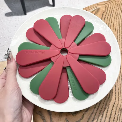 Miếng lót cách nhiệt silicon cao cấp Uyiku, miếng lót cốc, lót nồi decor hình cây thông noel