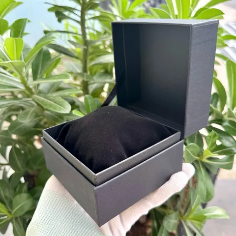 Hộp thương hiệu đựng đồng hồ đeo tay. Dùng làm quà tặng kèm tăng giá trị sản phẩm