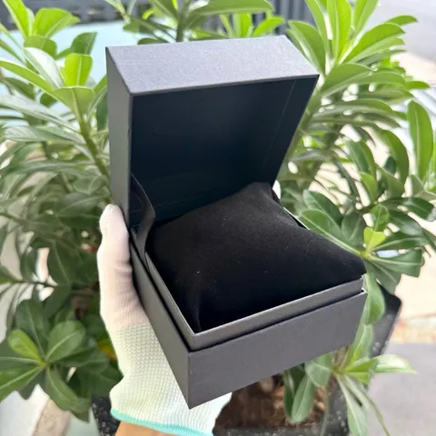 Hộp thương hiệu đựng đồng hồ đeo tay. Dùng làm quà tặng kèm tăng giá trị sản phẩm