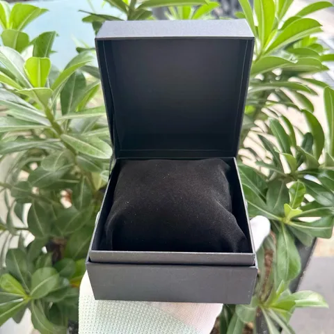 Hộp thương hiệu đựng đồng hồ đeo tay. Dùng làm quà tặng kèm tăng giá trị sản phẩm
