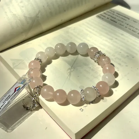 Vòng Thạch Anh Hồng Tự Nhiên Rose Quartz Mix Hạt Trắng – Dạ Đình Ngọc Các