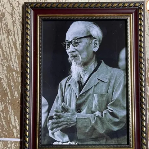 Ảnh Bác HỒ CHÍ MINH ( có khung ) đủ kích thước cực đẹp
