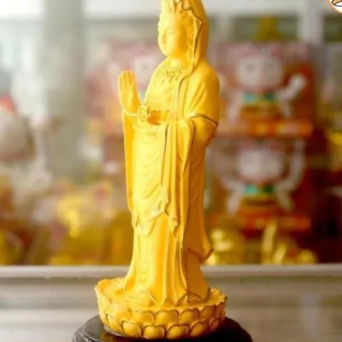 Tượng ngài Quan Thế Âm đứng vàng nhạt viền cao 13cm cực đẹp