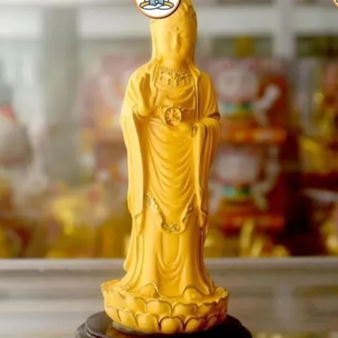 Tượng ngài Quan Thế Âm đứng vàng nhạt viền cao 13cm cực đẹp