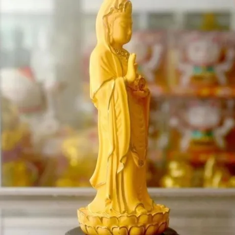 Tượng ngài Quan Thế Âm đứng vàng nhạt viền cao 13cm cực đẹp