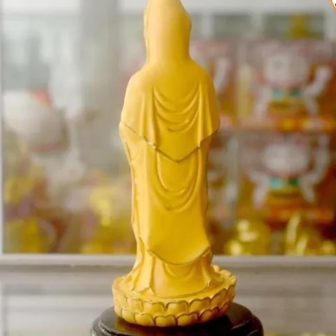 Tượng ngài Quan Thế Âm đứng vàng nhạt viền cao 13cm cực đẹp