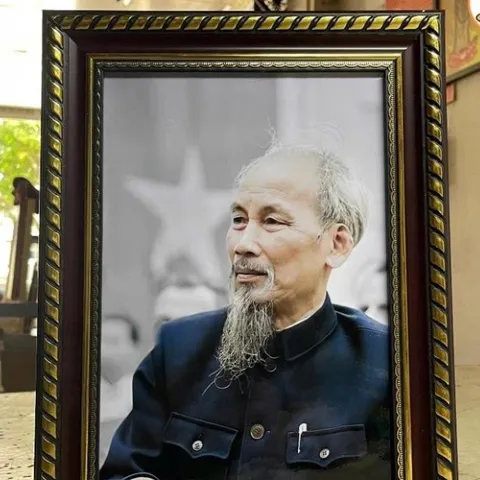 Khung tranh HỒ CHÍ MINH - Có khung ( KT 19*25cm, 28*38cm, 38*48cm ) cực đẹp