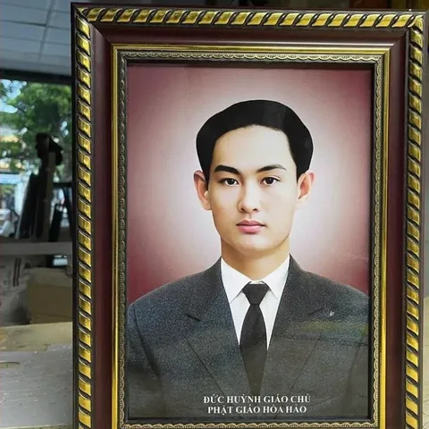 Tranh thờ HUỲNH GIÁO CHỦ - Phật giáo Hòa Hảo ( có khung ) cực đẹp