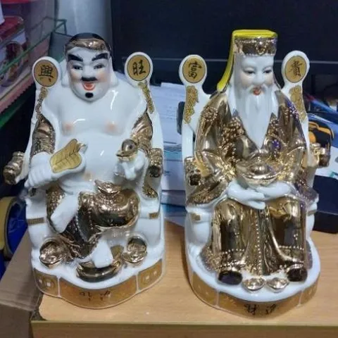 thần Tài ông địa địa ghế chéo vàng ( sành sứ ) có hoả tốc
