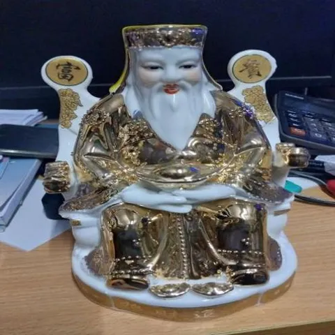thần Tài ông địa địa ghế chéo vàng ( sành sứ ) có hoả tốc