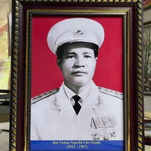 Tranh ĐẠI TƯỚNG NGUYỄN CHÍ THANH - có khung cực đẹp