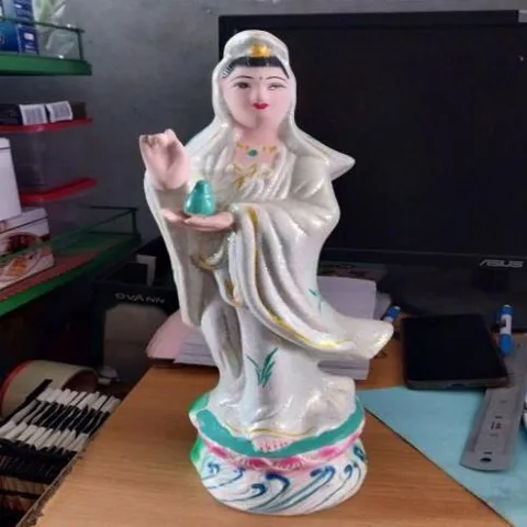 quan thế âm đứng trắng ( đất num ) có hoả tốc