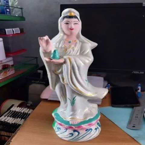 quan thế âm đứng trắng ( đất num ) có hoả tốc