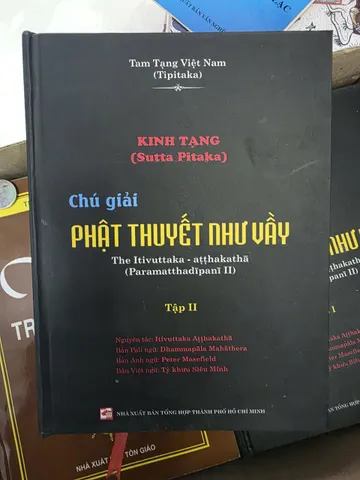SÁCH 5000 HOÀNH PHI CÂU ĐỐI HÁN NÔM BÌA CỨNG 200K