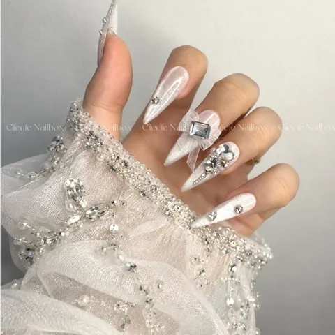 Nailbox Thiết Kế Mắt Mèo Bạc Đính Đá Khối Nơ Sang Trọng [Cie-02]