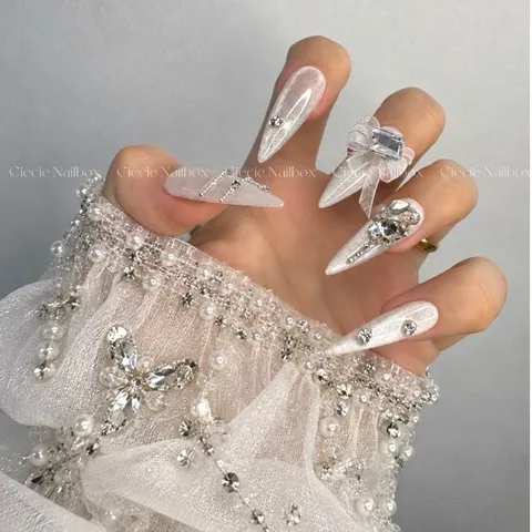 Nailbox Thiết Kế Mắt Mèo Bạc Đính Đá Khối Nơ Sang Trọng [Cie-02]