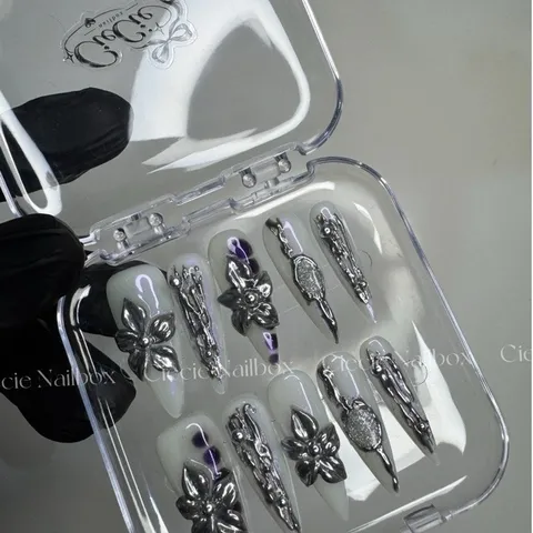 Nailbox Thiết Kế Trắng Thạch Tráng Gương Hoa Nặn Nổi [Cie-16]