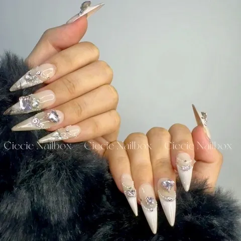 Nailbox Thiết Kế Tone Nude Ombre Nâu Sữa Đính Đá Charm Đá Sang Trọng [Cie-11]