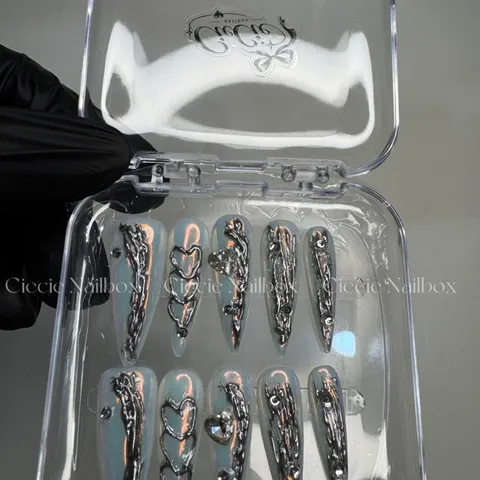 Nail Box Thiết Kế Y2K Tráng Gương Bạc Nổi Đính Đá Trái Tim [Cie-23]