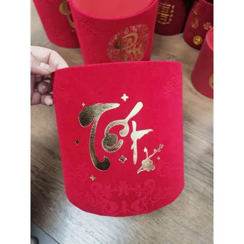 Hộp trụ nhung đỏ trang trí Tết