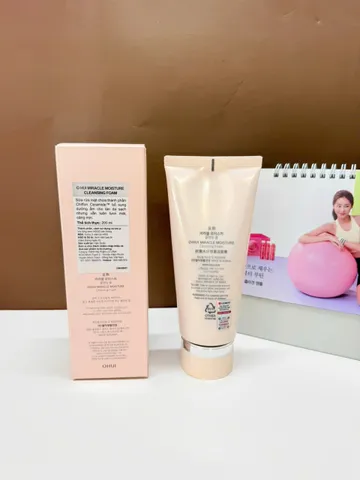 Sữa rửa mặt dưỡng ẩm da Ohui Miracle Moisture Cleansing Foam 200ml