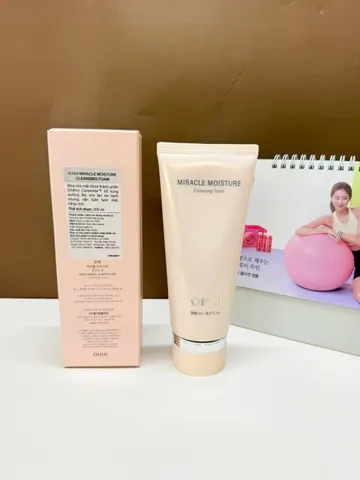 Sữa rửa mặt dưỡng ẩm da Ohui Miracle Moisture Cleansing Foam 200ml