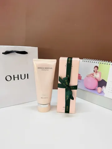 Sữa rửa mặt dưỡng ẩm da Ohui Miracle Moisture Cleansing Foam 200ml