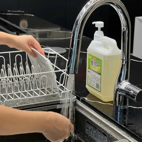 Nước rửa chén bát hương chanh , hương bưởi 2L dạng can lớn có vòi nhấn nội địa Nhật Bản - Kokubo