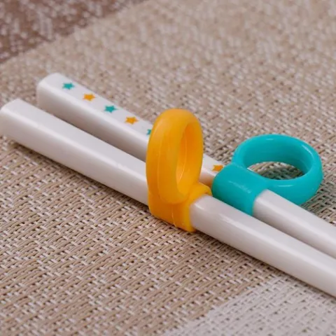 Đũa tập gắp xỏ ngón cho bé rất nhẹ và dễ sử dụng nội địa Nhật Bản - Nakaya