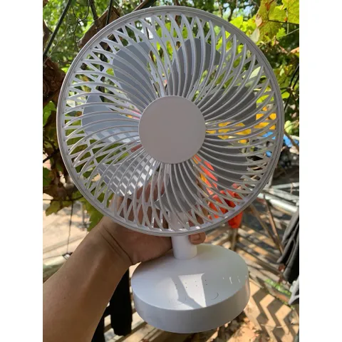 Quạt để bàn F29B , 8 inch , tích điện , động cơ không chổi than siêu bền cực mát , êm ái không ồn , tiện lợi mang theo .