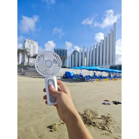Quạt M2 , Mạnh kinh khiếp , động cơ phản lực không chổi than, có dây đeo và gập để bàn , dung lượng pin 4000mah .