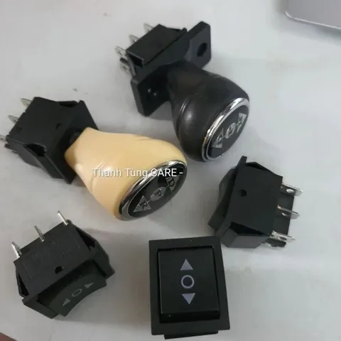 [Nhả là xe dừng] Cần gạt, công tắc tự phục hồi về vị trí giữa [chú ý Thả tay ra là xe dừng]