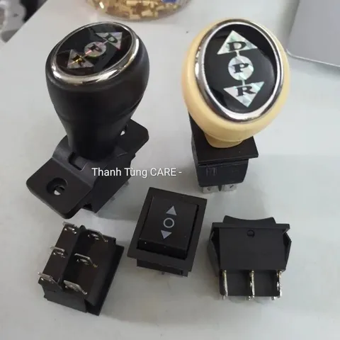 [Nhả là xe dừng] Cần gạt, công tắc tự phục hồi về vị trí giữa [chú ý Thả tay ra là xe dừng]