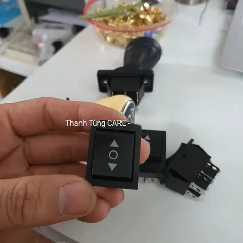 [Nhả là xe dừng] Cần gạt, công tắc tự phục hồi về vị trí giữa [chú ý Thả tay ra là xe dừng]
