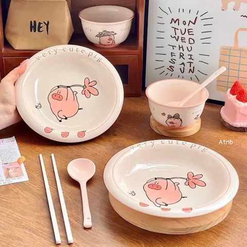 set đĩa kèm bát, thìa sứ và đũa họa tiết lợn hồng – siêu cute, nhìn là mê 💖 865586