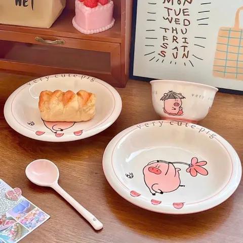 set đĩa kèm bát, thìa sứ và đũa họa tiết lợn hồng – siêu cute, nhìn là mê 💖 865586