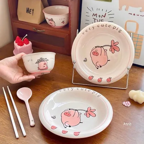 set đĩa kèm bát, thìa sứ và đũa họa tiết lợn hồng – siêu cute, nhìn là mê 💖 865586