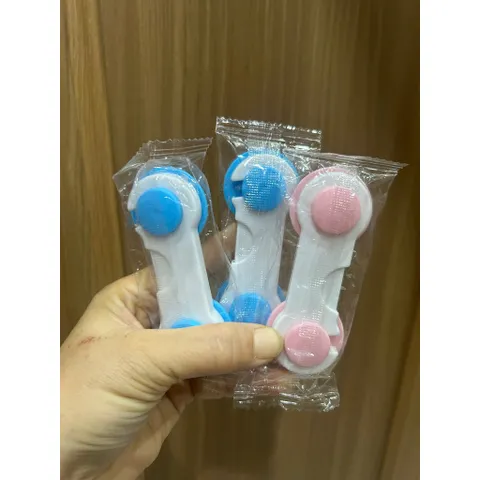 COMBO  03 (ba) cái Dụng Cụ Khoá Tủ Quần Áo, Tủ Lạnh, Tủ Đồ An Toàn Cho Bé