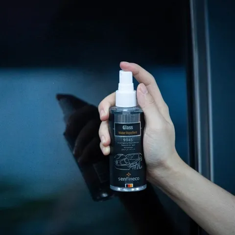 Dung Dịch Xịt Phủ Nano Chống Bám Nước Senfineco 9945 tạo hiệu ứng lá sen, trên kính gương ô tô, kính mắt mũ bảo hiểm